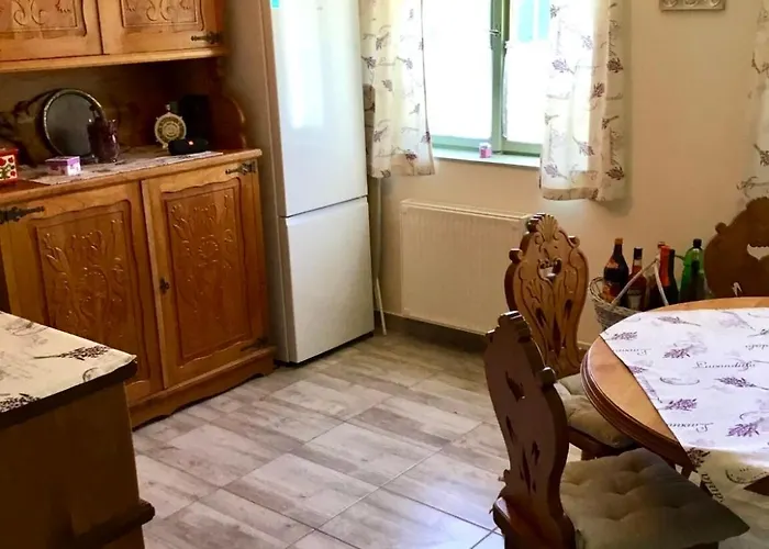 Voeroesparti Ueduelohaz
