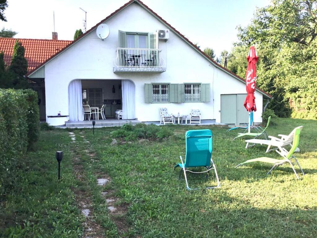 Voeroesparti Ueduelohaz * Paloznak